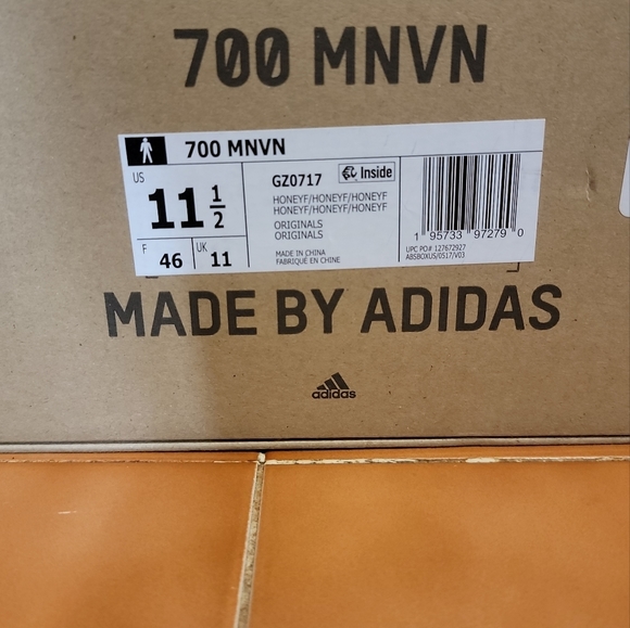 Yeezy 700 - Picture 3 of 7